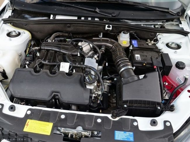 Модернизированный приоровский двигатель под капотом автомобиля Лада Гранта 2018