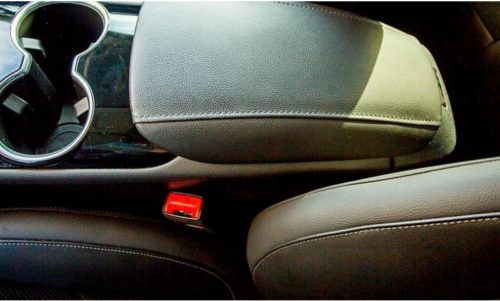 Подлконик между передними сиденьями в Форд Мондео 2018 года выпуска