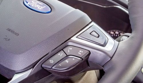 Переключатели режимов работы мультимедийной системы на рулевом колесе Форд Мондео 2018 года
