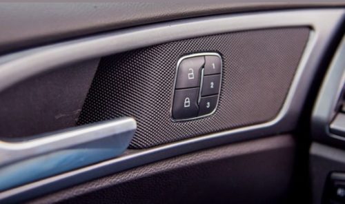 Кнопки блокировки дверей в автомобиле Форд Мондео 2018 модельного года
