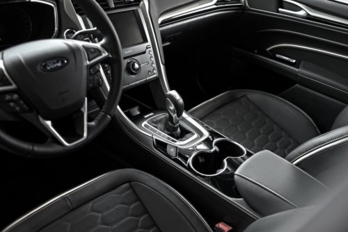Центральная консоль внутри седана Форд Мондео 2018 года производства