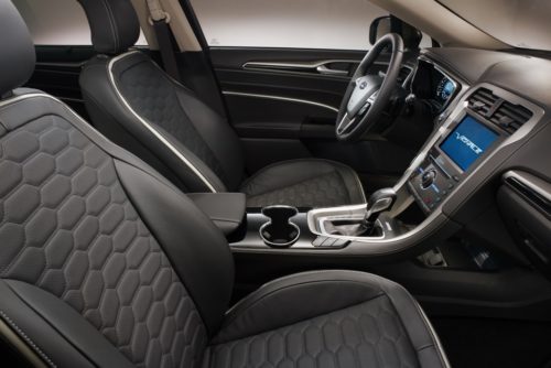 Передние сидения в салоне автомобиля Форд Мондео 2018 модельного года