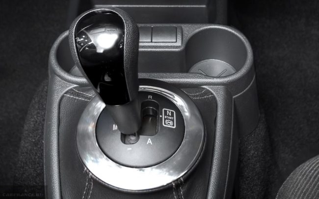 Рычаг автоматической коробки передач и подстаканнике внутри автомобиля Лада Гранта 2018