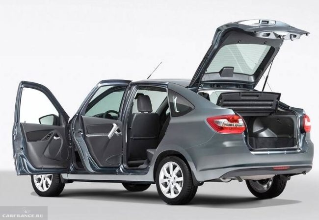 Автомобиль Лада Гранта 2018 года с открытыми дверями и крышкой багажника