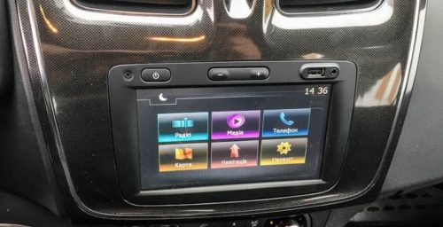 Кнопки управления аудиосистемой на сенсорном дисплее в Рено Логан 2018 года выпуска