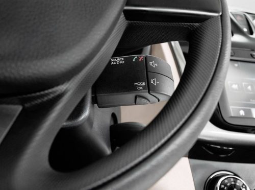 Блок управления аудиосистемой под рулевым колесом автомобиля Рено Логан 2018 года