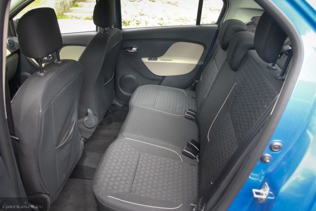 Задний ряд сидений внутри автомобиля Рено Логан 2018 модельного года