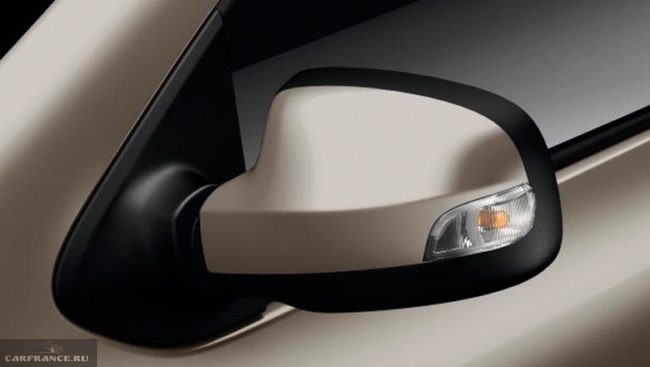 Боковое зеркало наружного вида с поворотником на автособиле Рено Логан 2018 модельного года