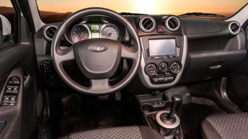 Рулевое колесо и центральная консоль в автомобиле Лада Гранта 2018 года