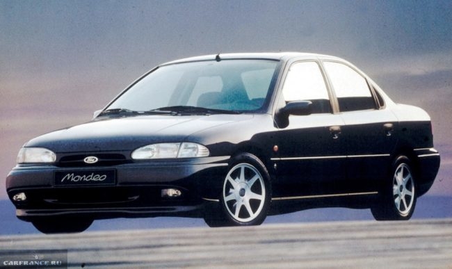 Седан представительского класса Форд Мондео 1993 года выпуска