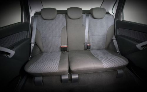 Задние сидения внутри автомобиля бюджетного класса Лада Гранта 2018