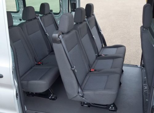 Сиденья для пассажиров в салоне микроавтобуса Форд Транзит 2018 года