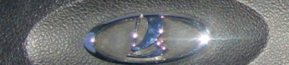 Логотип Лада на руле в комплектации норма