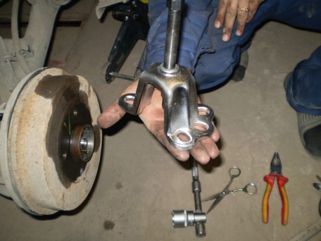 Как снять тормозной барабан на рено логан