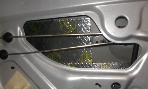 Оклейка внутренностей двери шумо-виброизоляцией на Рено Дастер