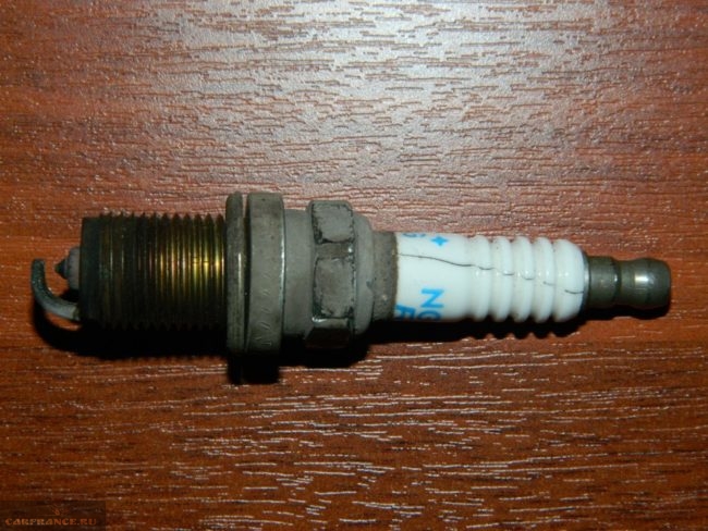 Свеча зажигания с трещиной корпуса ВАЗ-2112
