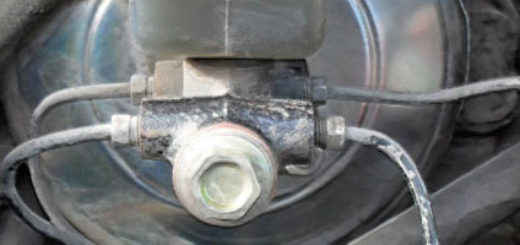 Вакуумный усилитель тормозов вблизи под капотом на ВАЗ-2112