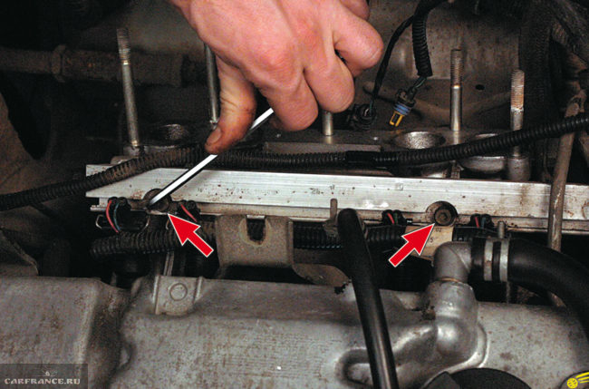 Шестигранником выворачивается два болта крепления топливной рампы ВАЗ-2114