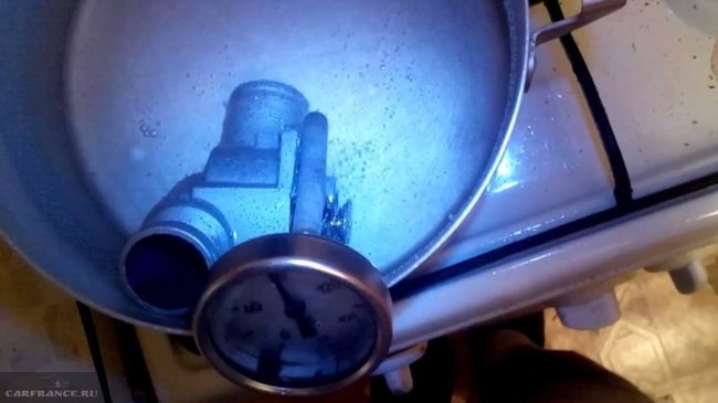 Термостат в кастрюле с водой на плите