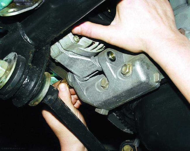 Процесс демонтажа генератора ВАЗ-2114