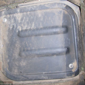 Защитная крышка бензонасоса под задним сидением ВАЗ-2114