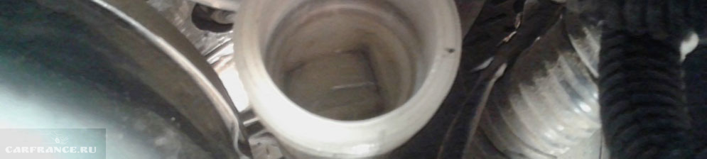 Чистка бачка с жидкостью во время прокачки сцепления на Нива Шевроле