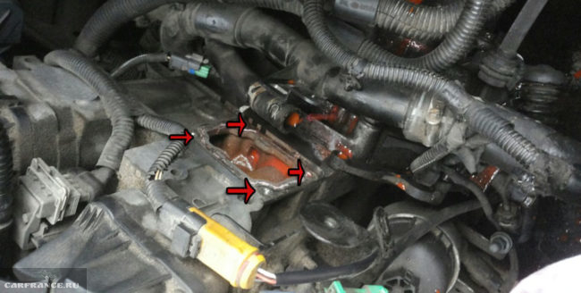 Места крепления термостата к головке двигателя на Пежо 307