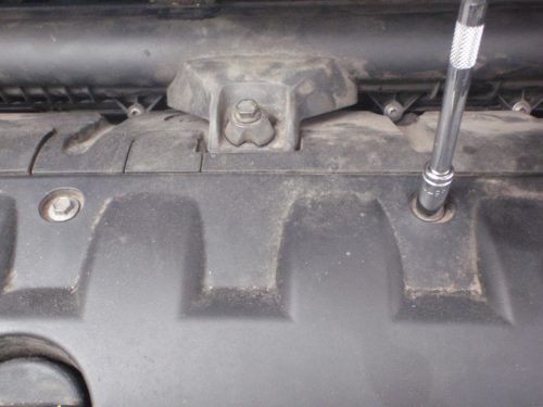 Болты крепления верхней декоративной крышки двигателя в автомобиле Пежо 308 и торцовая головка