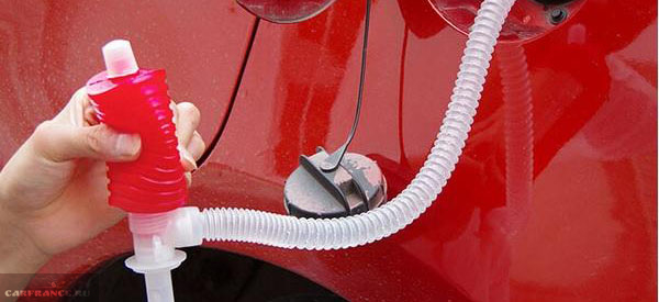 Как правильно пить бензин при сливе его из автомобиля Niva Chevrolet