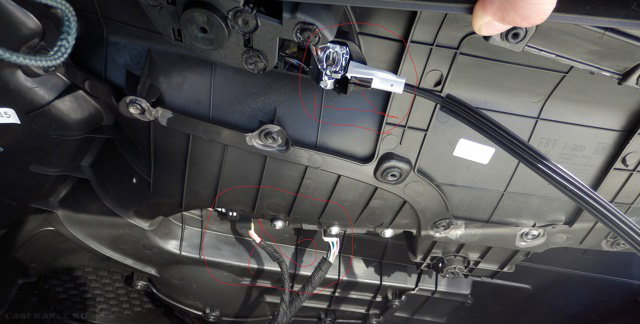 Демонтаж фишек проводов стеклоподъёмника с обшивки передней двери на Шевроле Авео