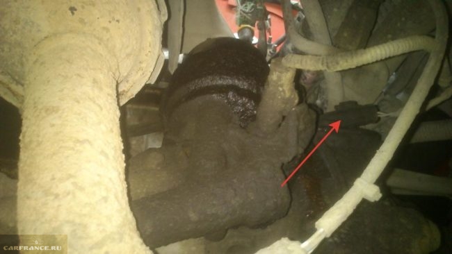 Датчик положения коленчатого вала Пежо 206 на двигателе вид из под автомобиля