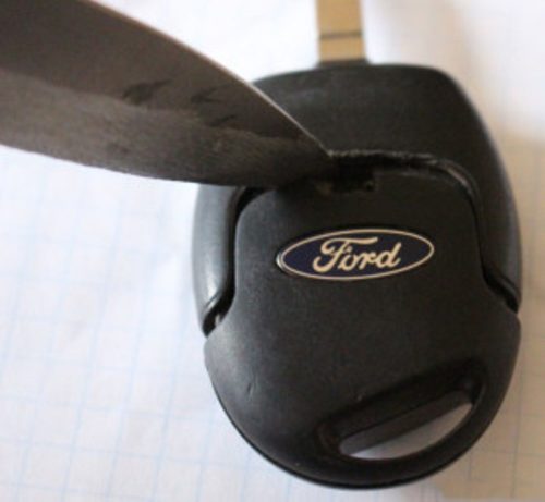 Разъединение чип ключа Форд Фокус 2 с помощью отвертки