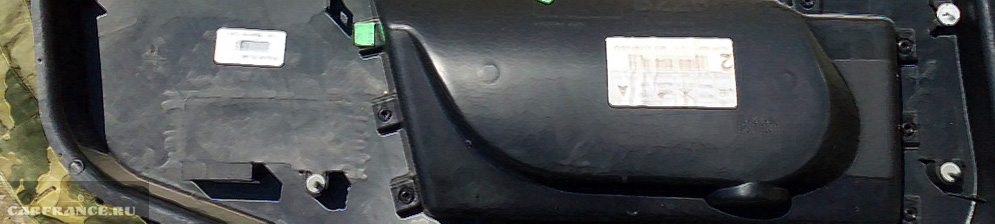 Демонтированная обшивка передней двери на Форд Фьюжн тыльная сторона
