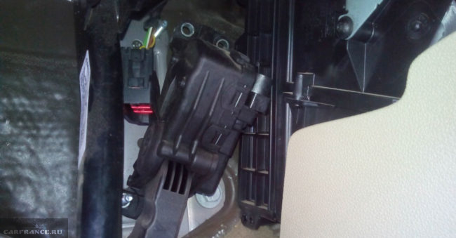 Педаль тормоза и крышка салонного фильтра на Форд Фокус 2