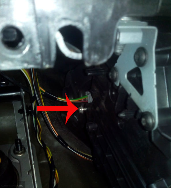 Демонтаж шурупов крепления крышки салонного фильтра на Форд Фокус 2