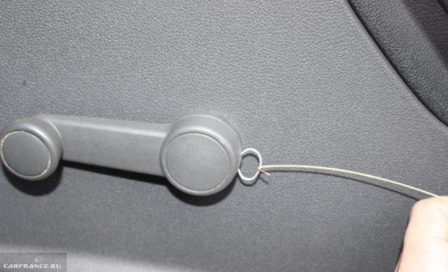 Снятие стопора дверной рукоятке в автомобиле Форд Фокус 2