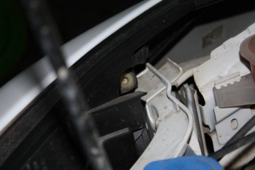 Расположение винта горизонтальной регулировки фар на автомобиле Форд Фокус 2