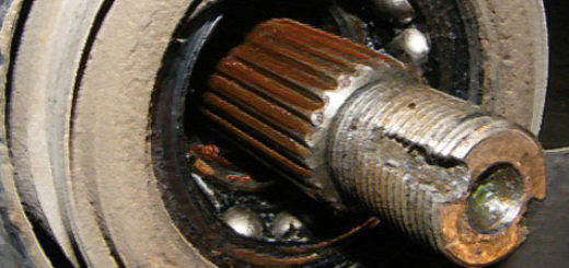 Механизм после демонтажа переднего ступичного подшипника видны подшипники на ВАЗ-2110