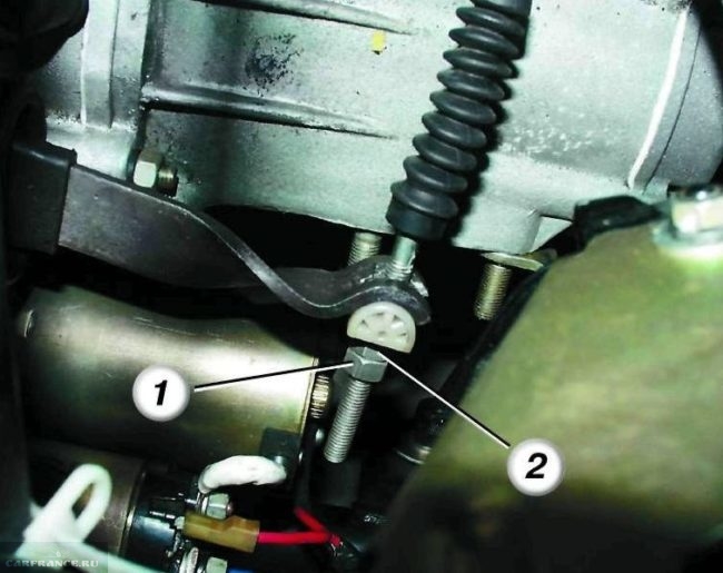 Регулировочные гайки натяжения троса сцепления в автомобиле ВАЗ-2110 крупным планом