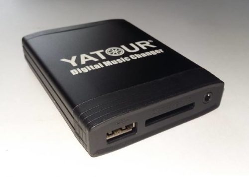 Гнездо для USB-разъема адаптера, используемого для подсоединения внешних гаджетов к магнитоле автомобиля Форд Фокус 2
