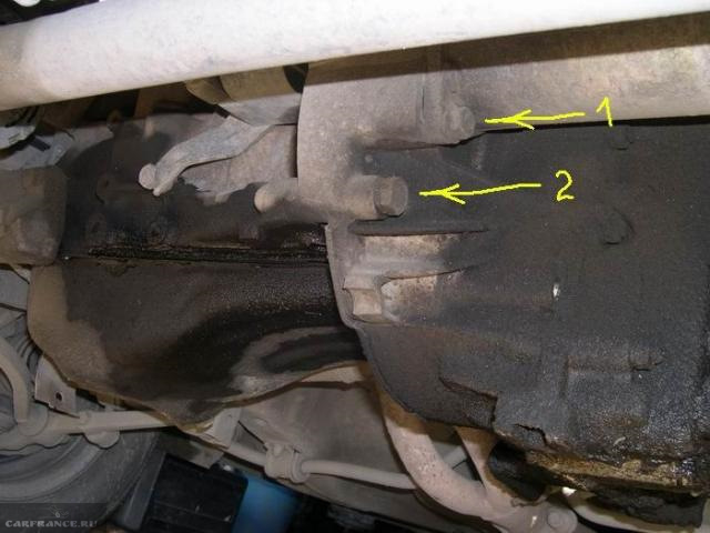 Нижний болт крепления стартера к коробке передач в автомобиле ВАЗ-2110, вид снизу