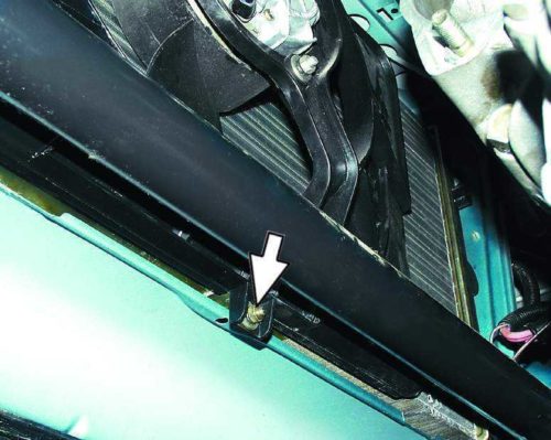 Нижняя гайка крепления кожуха вентилятора к кузову автомобиля ВАЗ-2110
