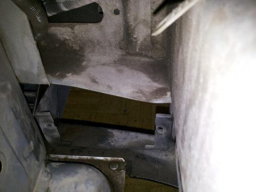 Местрорасположение противотуманной фары в бампере автомобиля ВАЗ-2110, вид из моторного отсека