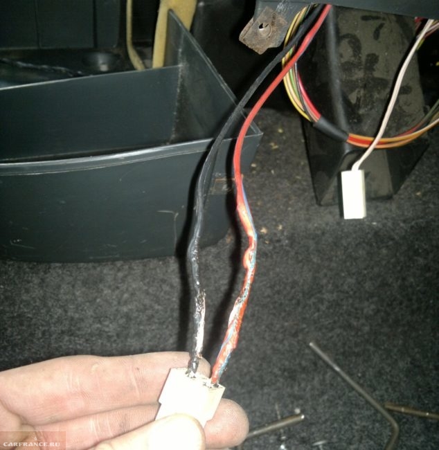 Провода прикуривателя автомобиля ВАЗ-2110 с оплавившийся изоляцией