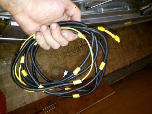 Соединительные провода в гофрированной трубке для подключения противотуманных фар в ВАЗ-2110