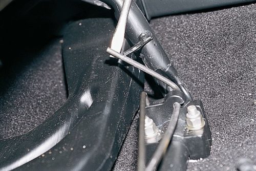 Торсионы переднего сидения в ВАЗ-2110, фото демонтажа крупным планом