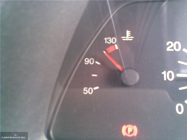 Шкала температуры охлаждающей жидкости на приборной панели автомобиля ВАЗ-2110