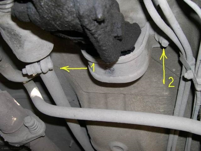 Гайки крепления тяги привода управления на коробке передач в ВАЗ-2110