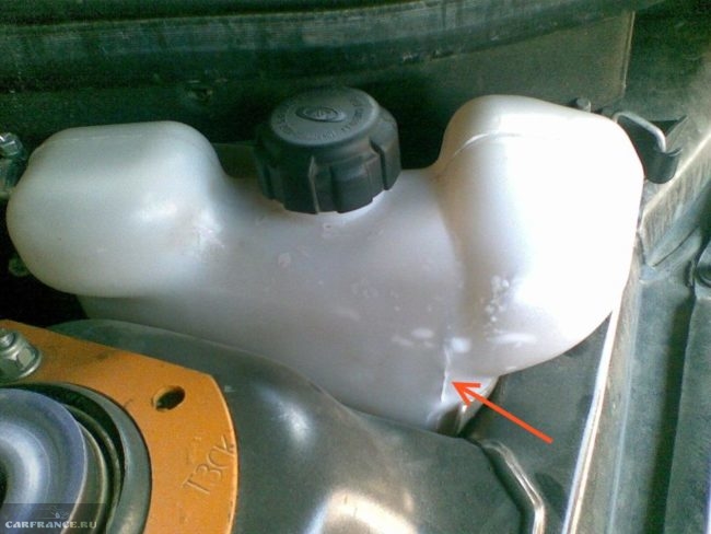 Расширительный бачок охлаждающей жидкости с трещиной на автомобиле ВАЗ-2110