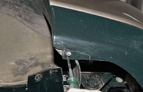 Нижний саморез крепления переднего подкрылка к бамперу в ВАЗ-2110